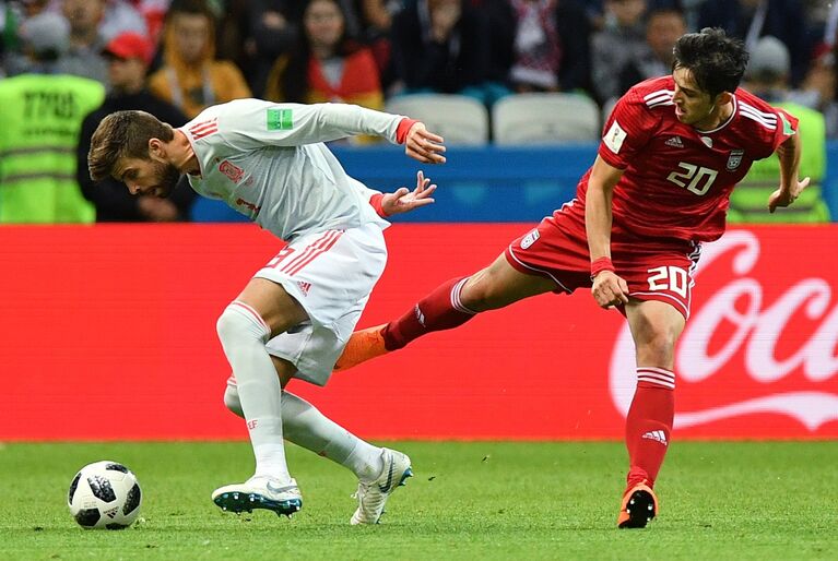 Защитник сборной Испании Жерар Пике и форвард сборной Ирана Сердар Азмун (слева направо) Защитник сборной Испании Жерар Пике и форвард сборной Ирана Сердар Азмун (слева направо)