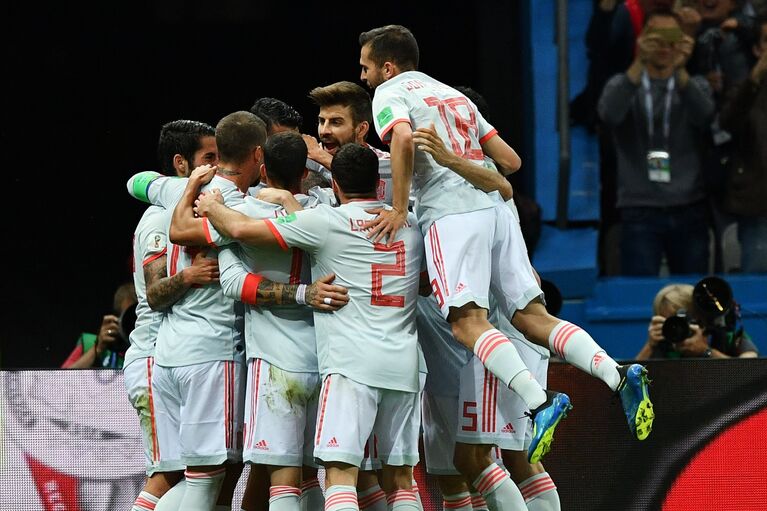 Футболисты сборной Испании радуются забитому голу Футболисты сборной Испании радуются забитому голу