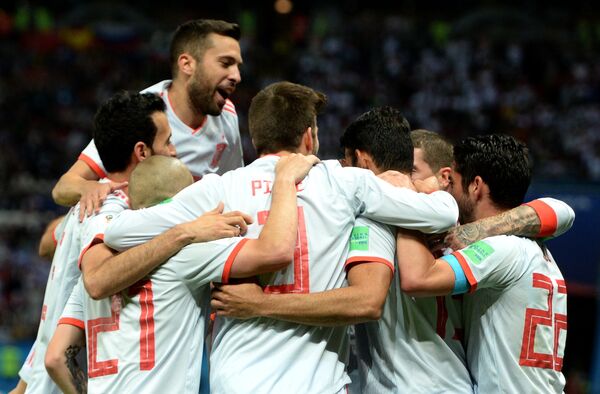 Футболисты сборной Испании радуются забитому голу