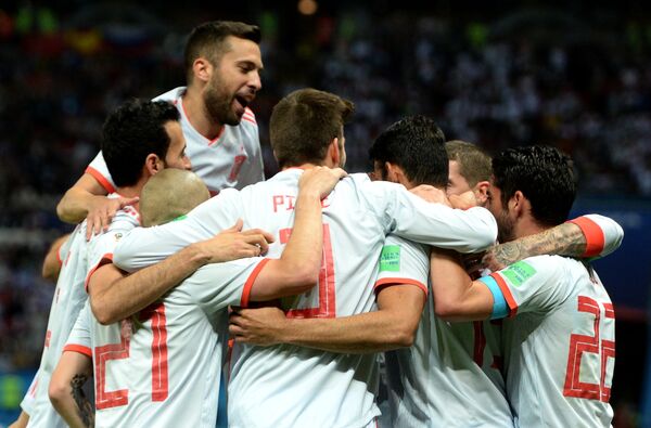 Футболисты сборной Испании радуются забитому голу