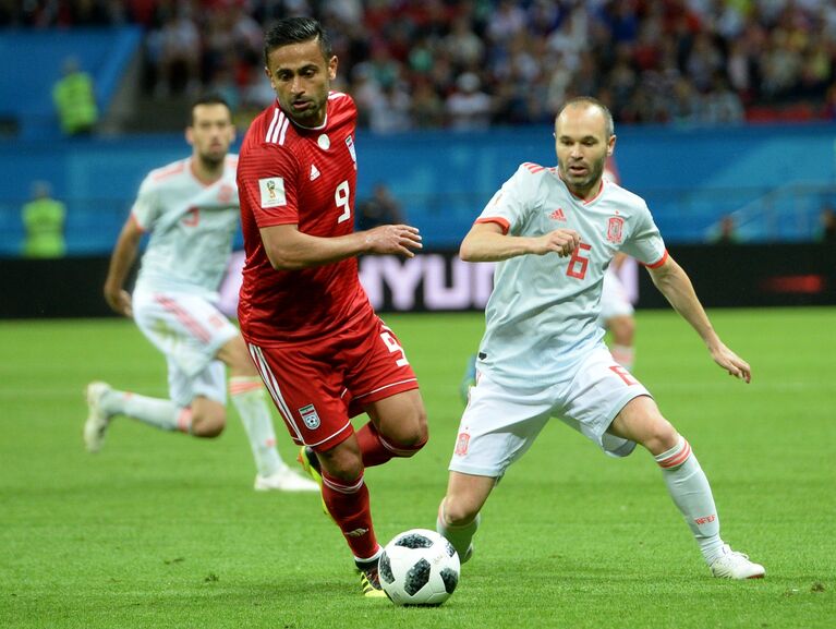 Полузащитник сборной Ирана Омид Эбрахими и хавбек сборной Испании Андрес Иньеста (слева направо) Полузащитник сборной Ирана Омид Эбрахими и хавбек сборной Испании Андрес Иньеста (слева направо)