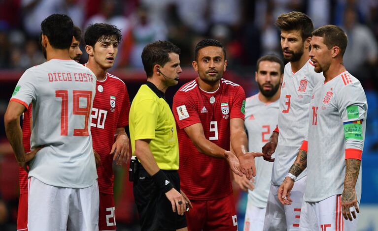 Форвард сборной Испании Диего Коста, нападающий сборной Ирана Сердар Азмун, главный судья матча Андрес Коста, защитник сборной Ирана Эхсан Хаджсафи, защитники сборной Испании Жерар Пике и Серхио Рамос (слева направо) Форвард сборной Испании Диего Коста, нападающий сборной Ирана Сердар Азмун, главный судья матча Андрес Коста, защитник сборной Ирана Эхсан Хаджсафи, защитники сборной Испании Жерар Пике и Серхио Рамос (слева направо)