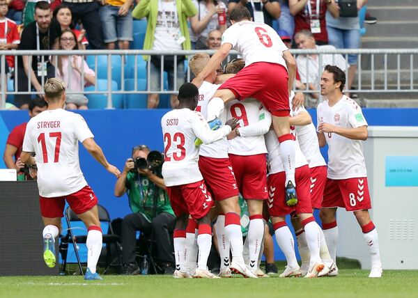 Футболисты сборной Дании радуются забитому голу