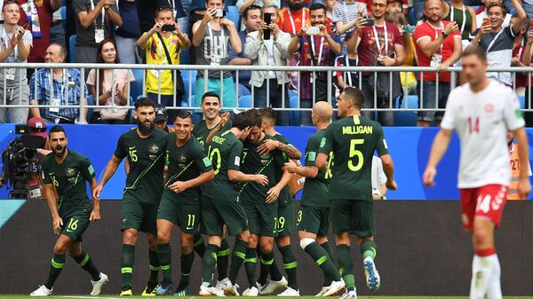Футболисты сборной Австралии радуются забитому голу