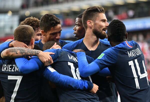 Футболисты сборной Франции радуются забитому голу