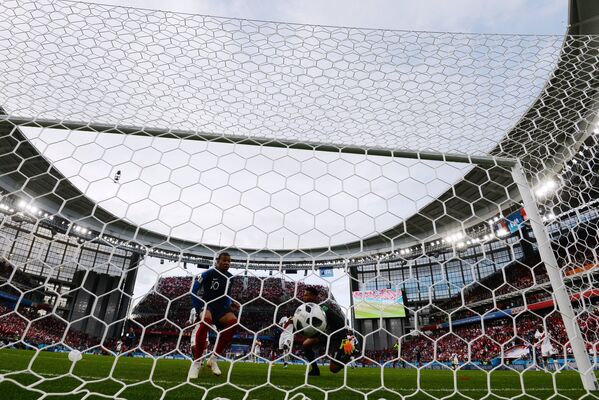 Форвард сборной Франции Килиан Мбаппе забивает гол в ворота сборной Перу