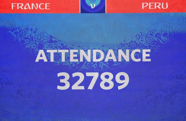 Электронное табло с информацией о количестве зрителей в матче Франция - Перу