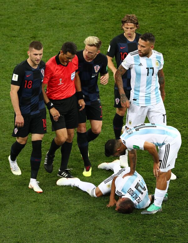 Защитник сборной Аргентины Габриэль Меркадо (второй справа) получил травму