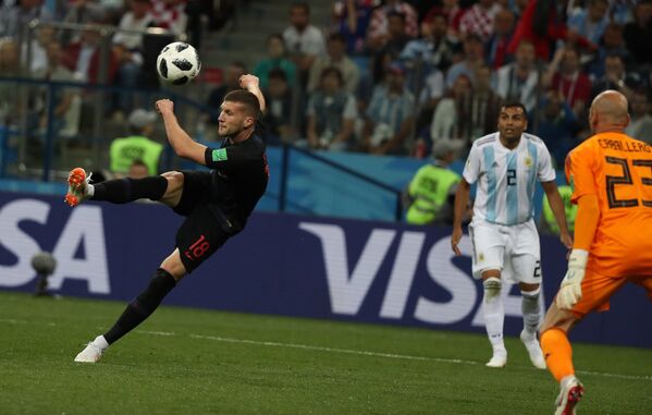 Форвард сборной Хорватии Анте Ребич забивает мяч в ворота голкипера аргентинцев Вилли Кабальеро (слева направо)