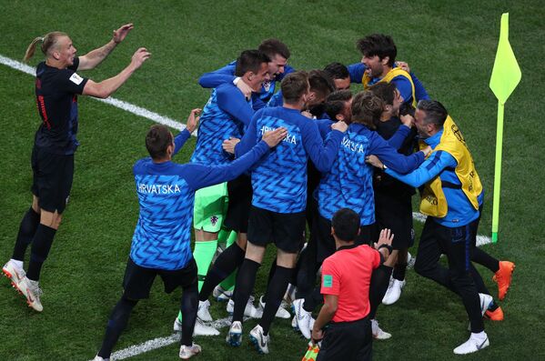 Футболисты сборной Хорватии радуются забитому голу