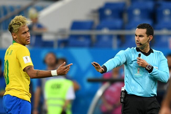 Форвард сборной Бразилии Неймар и главный судья мачта Сесар Рамос (слева направо)