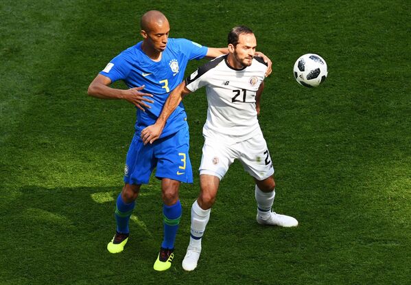 Бразильский защитник Миранда и нападающий сборной Коста-Рики Маркос Уренья (Слева направо)
