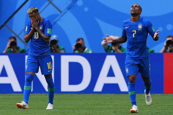 Нападающий сборной Бразилии Неймар и бразильский полузащитник Дуглас Коста (Слева направо)