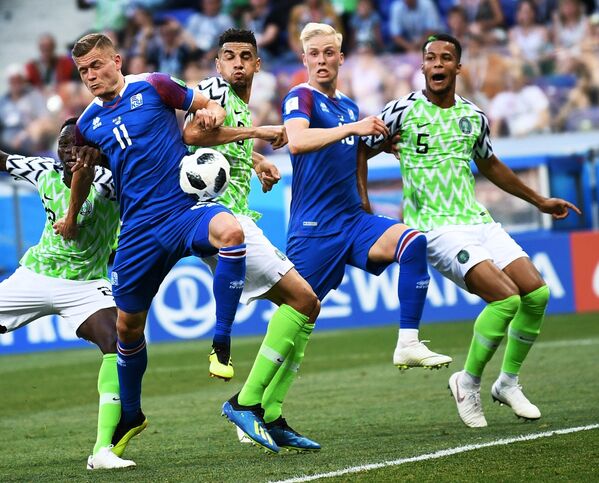 Игроки сборных Нигерии и Исландии