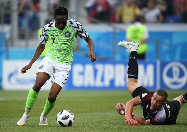 Форвард сборной Нигерии Ахмед Муса забивает гол в ворота голкипера сборной Исландии Ханнеса Халльдоурссона