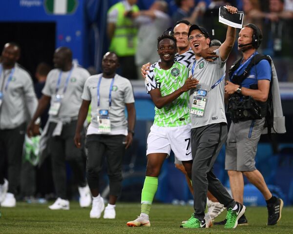 Форвард сборной Нигерии Ахмед Муса радуется победе