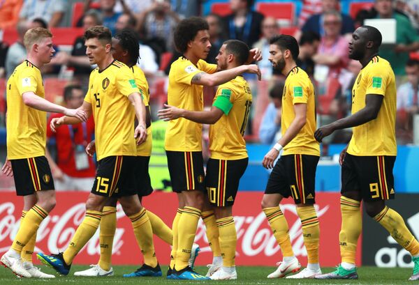 Игроки сборной Бельгии по футболу радуются забитому голу