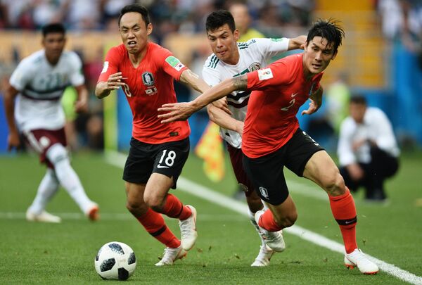 Полузащитник сборной Южной Кореи Мун Сон Мин, нападающий сборной Мексики Ирвинг Лосано и южнокорейский защитник Ли Ён (Слева направо)