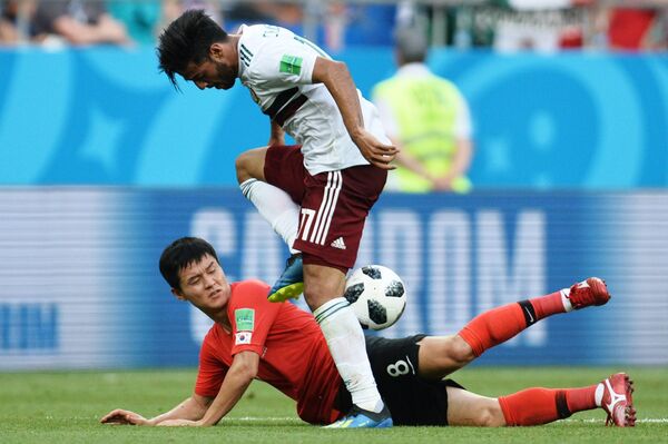 Полузащитник сборной Южной Кореи Чу Се Чон и мексиканский нападающий Карлос Вела (Слева направо)