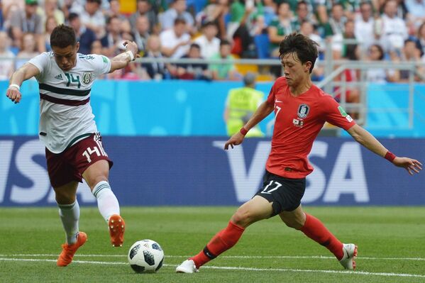 Мексиканский нападающий Хавьер Эрнандес и нападающий сборной Южной Кореи Ли Дже Сон (Слева направо)