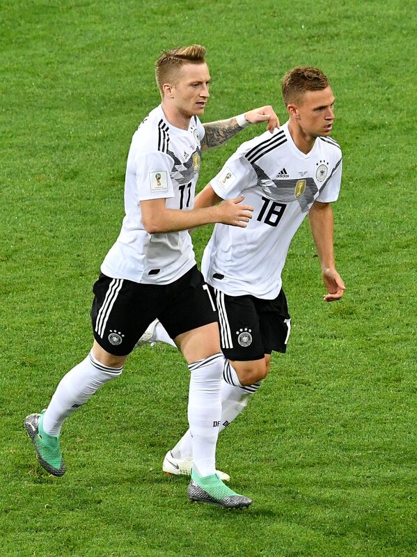 Футболисты сборной Германии Марко Ройс и Йозуа Киммих (Слева направо)