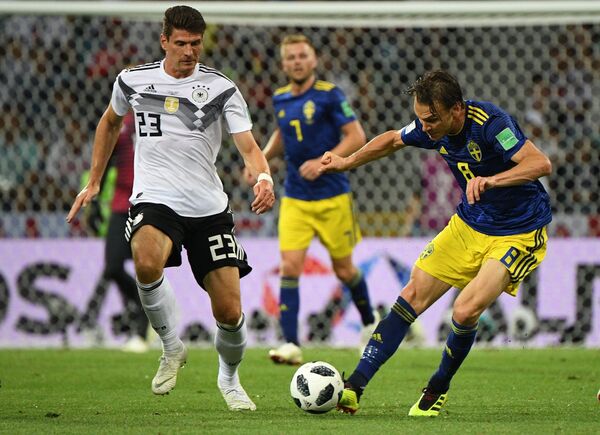Нападающий сборной Германии Марио Гомес и шведский полузащитник Альбин Экдаль (Слева направо)