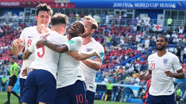 Футболисты сборной Англии радуются забитому голу