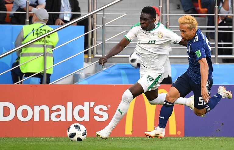 Сенегальский вингер Исмаила Сарр и защитник японцев Юто Нагатомо (Слева направо)