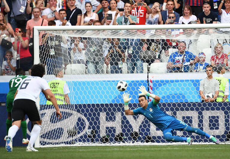 Вратарь сборной Египта Эссам аль-Хадари (справа)