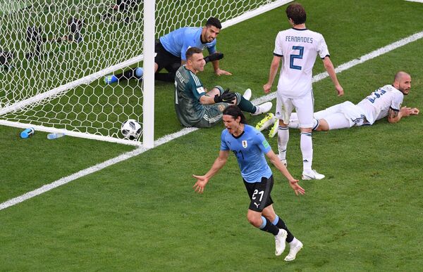 Нападающий Уругвая Эдинсон Кавани (в центре) радуется забитому голу в ворота Игоря Акинфеева