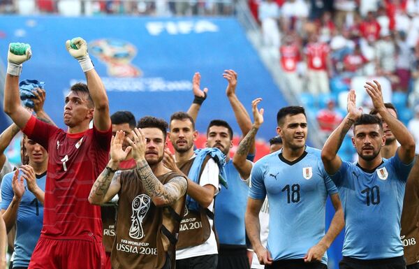 Футболисты сборной Уругвая радуются победе