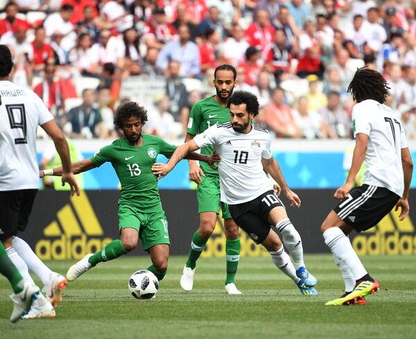 Защитник сборной Саудовской Аравии Яссер Аль-Шахрани и форвард сборной Египта Мохамед Салах (слева направо)