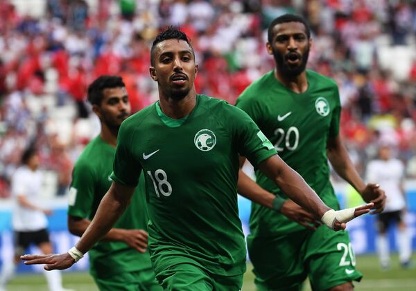 Хавбек сборной Саудовской Аравии Салем Аль-Досари радуется забитому голу