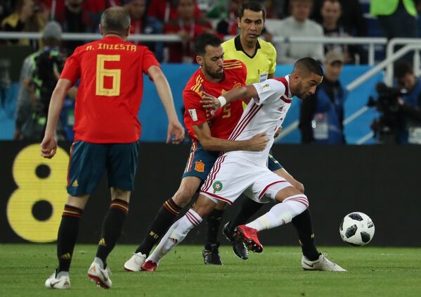 Полузащитник сборной Испании Серхио Бускетс и марокканский полузащитник Хаким Зийех (Слева направо)