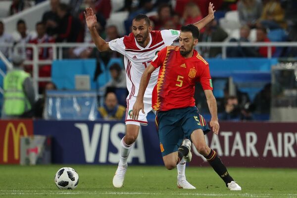 Форвард сборной Марокко Халид Бутаиб и испанский полузащитник Серхио Бускетс (Слева направо)