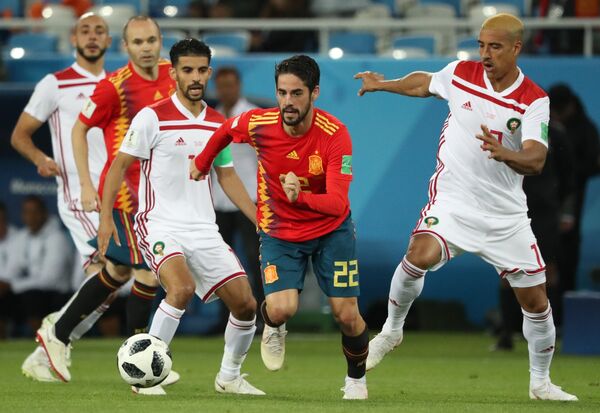 Полузащитник сборной Марокко Мбарк Буссуфа, испанский полузащитник Иско и защитник марокканцев Набиль Дирар (Слева направо)
