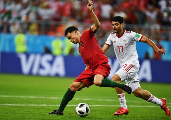 Защитник сборной Португалии Пепе и нападающий сборной Ирана Мехди Тареми (слева направо)