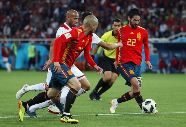 Футболисты сборной Испании Давид Сильва и Иско (Слева направо)