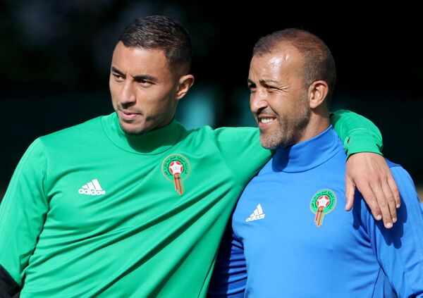 Игрок сборной Марокко Азиз Бухаддуз (слева)