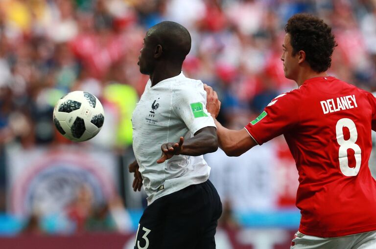 Полузащитник сборной Франции Нголо Канте и датский полузащитник Томас Дилейни (Слева направо) Полузащитник сборной Франции Нголо Канте и датский полузащитник Томас Дилейни (Слева направо)