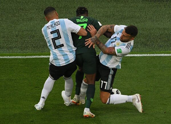 Защитник сборной Аргентины Габриэль Меркадо, нигерийский нападающий Ахмед Муса и защитник аргентинцев Николас Отаменди (Слева направо)