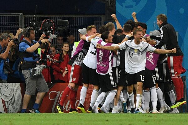 Футболисты сборной Германии радуются забитому мячу