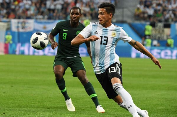 Нападающий сборной Нигерии Одион Игало и полузащитник Аргентины Максимилиано Меса (Слева направо)