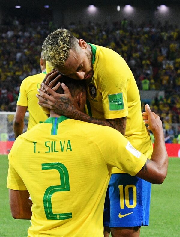 Футболисты сборной Бразилии Тиаго Силва и Неймар (Слева направо)