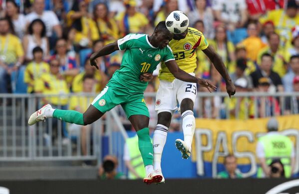 Форвард сборной Сенегала Садио Мане и защитник сборной Колумбии Давинсон Санчес (слева направо)
