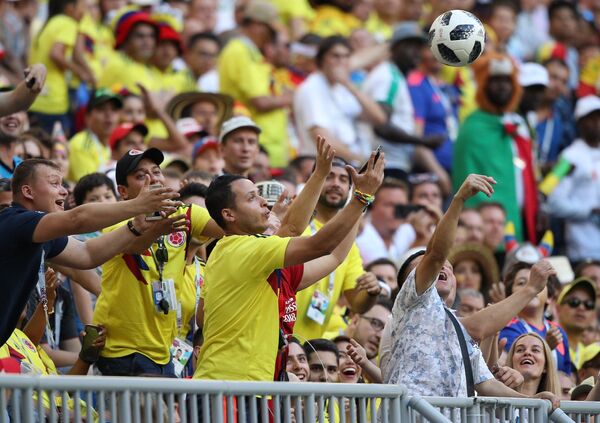 Болельщики сборной Колумбии ловят мяч