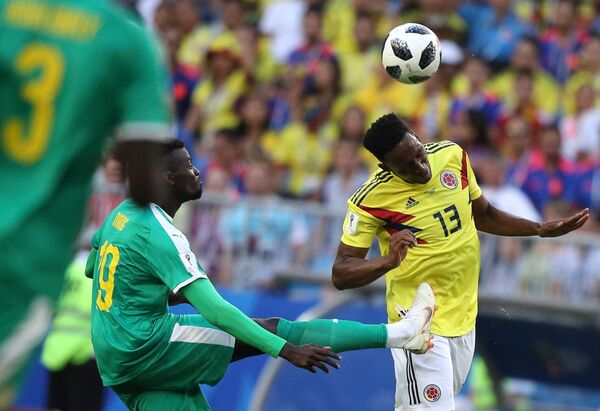 Форвард сборной Сенегала М'бай Ньянг и защитник сборной Колумбии Йерри Мина (слева направо)
