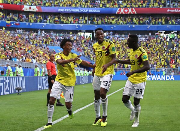 Футболисты сборной Колумбии радуются забитому голу