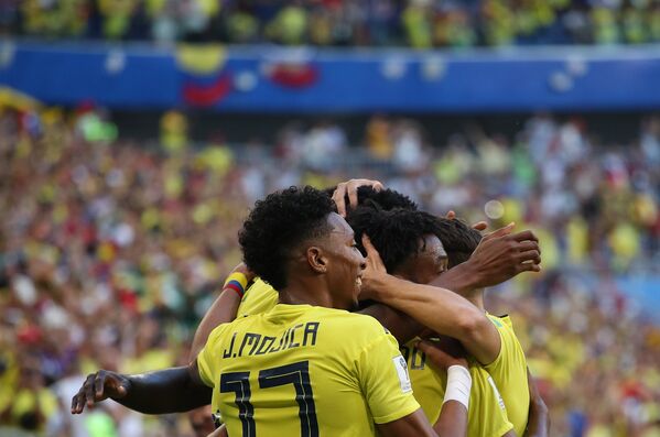 Футболисты сборной Колумбии радуются забитому голу