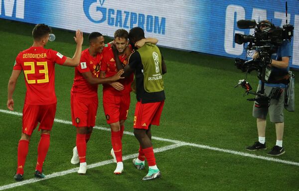 Футболисты сборной Бельгии радуются забитому голу Аднана Янузая (второй справа)